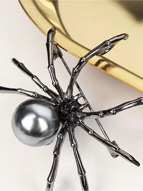 Spider Pearl Brooch - Gunmetal Spider with Gray Pearl Accent